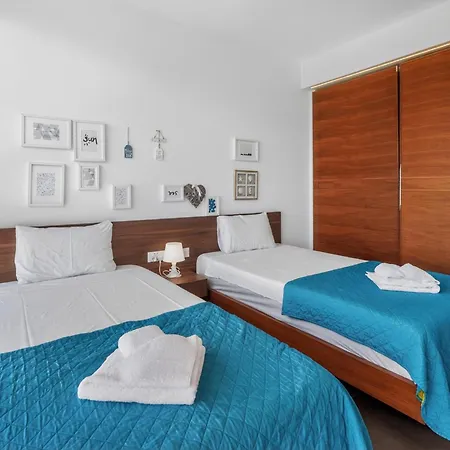 Azzura Seafront Villa *