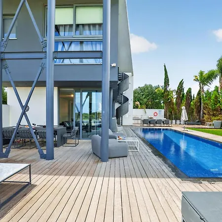 Villa Azzura Seafront *