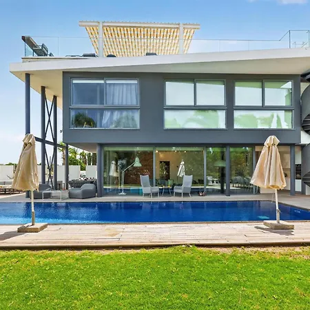 Azzura Seafront Villa *